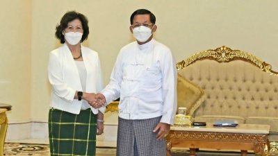 联合国缅甸问题特使海泽（左）周三在内比都与缅甸军事领袖敏昂莱会面。（图取自缅甸军事信息组/法新社）