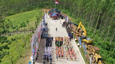 印尼周三首度在婆罗洲的未来首都努山达拉欢庆独立日。官员在仪式上竖起国旗后，在场工作人员齐声欢呼。（图取自法新社）