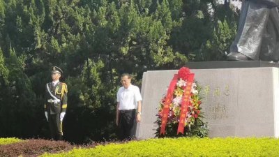 中国总理李克强到深圳莲花山公园祭拜邓小平，向邓小平铜像敬献花篮。（网络图片）