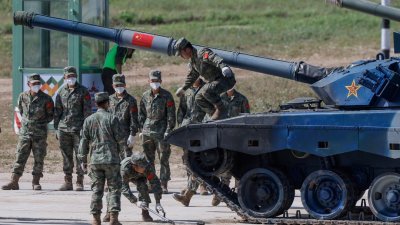 中国军人驾驶96A型坦克周二参加莫斯科郊外阿拉比诺举行的2022年国际陆军运动会坦克竞赛。（图取自路透社）