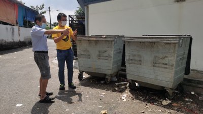 新山皇后花园博噶沙4路商家申诉，垃圾收集箱常产生异味，影响周边商家经营生意。