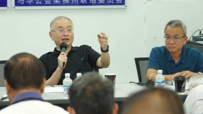 魏家祥（左）主持马华柔州联委会备战第15届大选委员会会议，了解选前准备工作。（图取自魏家祥面子书）