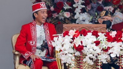 印尼总统佐科周三身著传统服饰，出席在雅加达的默迪卡宫举办的印尼独立日77周年的庆贺仪式。（图取自路透社）