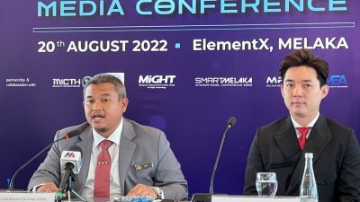 莱斯雅辛（左）表示，甲州最快在2022年9月杪完成设立40个5G基设，右为陈俊廷。