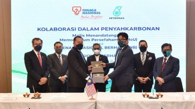 国能和国油签署谅解备忘录增强合作关系，推进创新脱碳解决方案，支持马来西亚实现碳中和目标。英德拉巴哈林丁（左3）和东姑莫哈末道菲（右3），在达基尤丁哈山的见证下，交换谅解备忘录。其他出席者还包括罗斯兰阿都拉曼（左起）和诺阿兹曼慕夫迪；巴旧比隆（右起）以及法奥兹慕斯达化。
