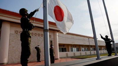 日本陆上自卫队 (JGSDF) 成员于今年4月，在冲绳县宫古岛的JGSDF宫古营地降下日本国旗。（图取自路透社档案照）