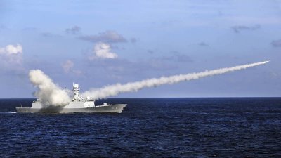 中国解放军海上军演示意图，图为解放军054A型护卫舰“运城号”。（美联社档案照）