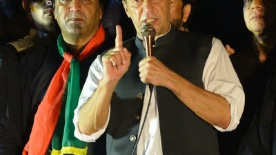 巴基斯坦前总理兼巴基斯坦正义运动党 (PTI) 领导人伊姆兰汗，上周六在首都伊斯兰堡举行的反政府抗议集会上发表讲话。（图取自法新社）