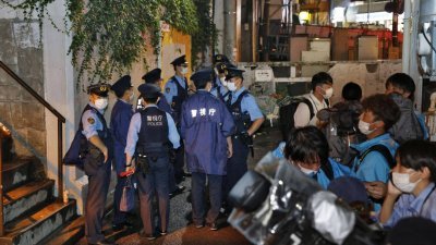 日本涩谷街头上周六发生随机伤人案，大批警方聚集在案发现场。（图取自网络）