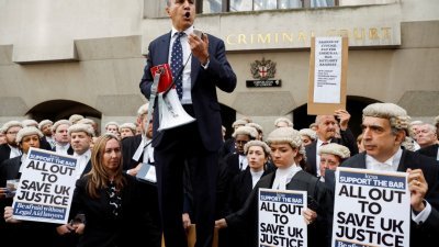 英国刑事律师公会主席乔西杜于6月27日，在中央刑事法院所在街道“老贝利”的刑事律师罢工期间发表讲话。（图取自路透社）