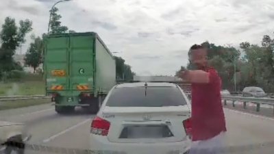 身穿红色衬衫的印裔司机，在尾随事主轿车约3公里后，截停车子并下车辱骂事主。