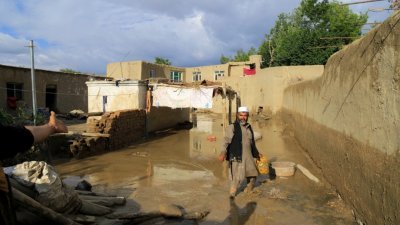 上周日在阿富汗洛加尔的Khusi区，一名男子正在清理遭洪水侵蚀的家园。（图取自路透社）