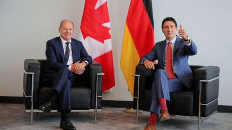 德国总理肖尔茨（左）到加拿大进行为期3天的访问，他于当地时间周一和加拿大总理特鲁多在魁北克省蒙特利尔的蒙特利尔科学中心会晤。（图取自路透社）