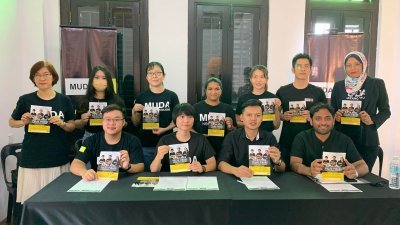 槟城睦达于周四召开记者会，呼吁民众支持该党在槟城首办的筹款晚宴。前排左起为邓宝成、陈伊敏、安迪卡及苏雷斯拉。
