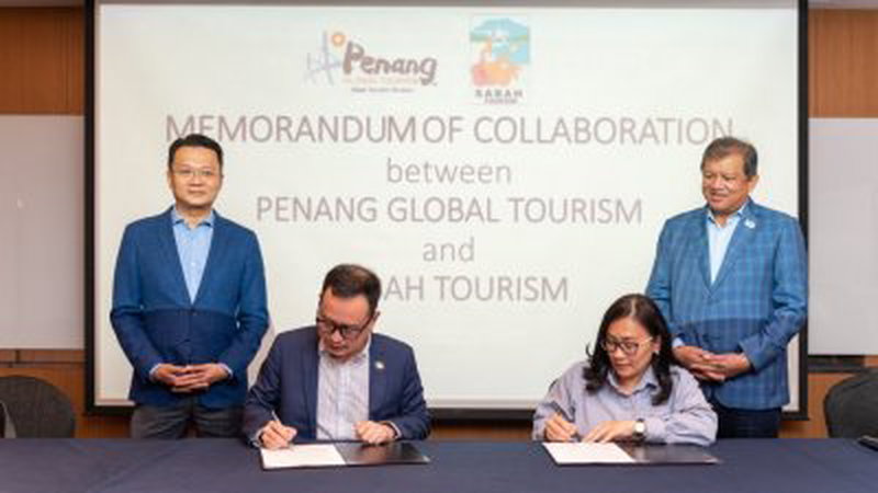 黄茁原（坐者左起）和诺丽达代表槟城与沙巴旅游局签署合作备忘录，杨顺兴（后排左起）及佐尼斯顿在旁见证。