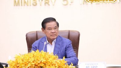 柬埔寨副总理、内政部长兼国家反人口贩运委员会主席萨肯周五召开全体会议。（图取自萨肯面子书）