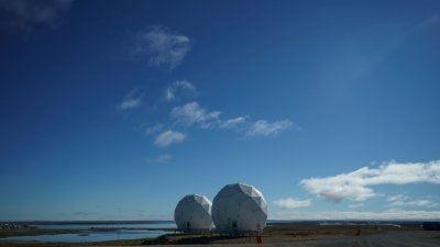 在加拿大努纳武特省剑桥湾的北极社区，可看到北方预警系统的圆顶雷达。（图取自加拿大总理办公室/路透社）