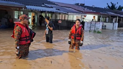 4小时的豪雨后河流泛滥成灾，造成太平数区闹水患，淹没民宅。