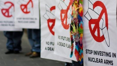 示威者上街示威，呼吁各国禁止核武器。（图取自国际废除核武器运动/联合国网站）