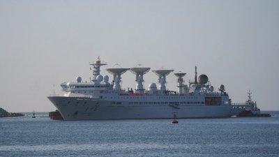 中国研究测量船“远望5号”日前抵达斯里兰卡汉班托塔港，目前已经驶离。（图取自路透社）