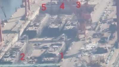 8月下旬，有中国网民上传在大连市正建造5艘导弹驱逐舰的照片。（图取自微博）