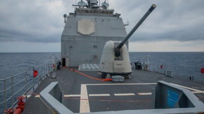 美国海军“安提坦”号（图）和“钱斯勒斯维尔”号导弹巡洋舰周日过航台湾海峡。（图取自美国海军/路透社）
