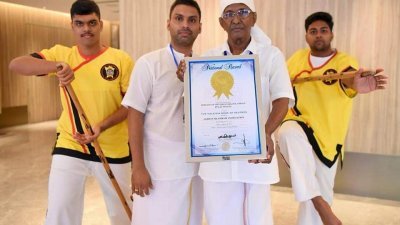槟城印度棍术协会获颁大马纪录大全证书。