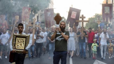 因不满塞尔维亚将会举办欧洲骄傲节活动，宗教及右翼分子于上周日走上街头抗议。（图取自路透社）