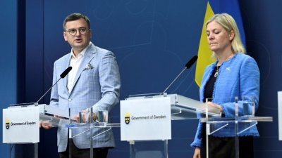 乌克兰外长库列巴周一访问瑞典，并与首相安德松（右）一同出席新闻记者会。（图取自瑞典通讯社/路透社）