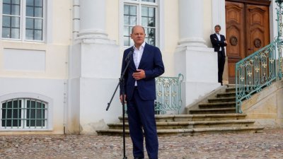 德国总理肖尔茨于周二，在梅泽贝格宫的政府招待所出席闭门会议，并发表讲话。（图取自路透社）
