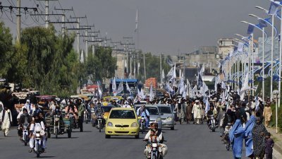 塔利班成员和支持者周三在阿富汗首都喀布尔游行，庆祝美国领导的外国军队撤离该国一周年。（图取自法新社）