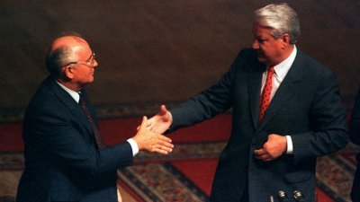 1991年8月23日，对戈尔巴乔夫发动的政变未遂后，戈尔巴乔夫 （左）在俄罗斯国会与俄罗斯总统耶尔辛握手。（图取自路透社档案照）
