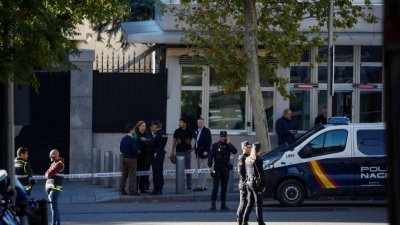 在发生乌克兰大使馆的邮包炸弹攻击事件后，美国驻马德里大使馆附近的保安明显加强。（图取自路透社）