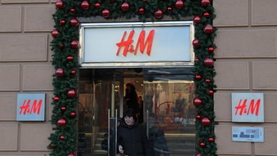 瑞典时尚零售商H&M宣布，为因应俄乌战争相关的通胀及成本飙升问题，将在全球裁员约1500人。图为位于莫斯科的一家H&M商店在关闭的最后一天进行促销。（图取自路透社）