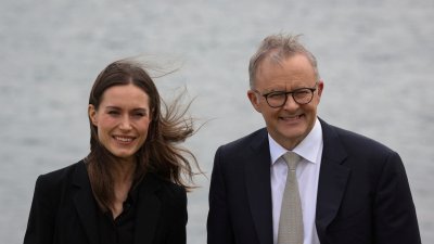 芬兰总理马林（左）周五在悉尼，与澳洲总理阿尔巴尼斯会面。（图取自路透社）