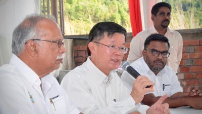 曹观友（中）偕同槟州第二副首长拉玛沙米（左起）及峇眼达南州议员沙迪斯召开记者会。