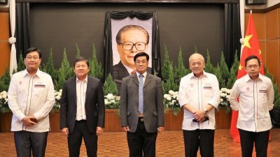 吴添泉和方天兴（右2和3）和华总领导层在中国大使馆吊唁已故江泽民。左起为黄振兴、林家全及李德华。