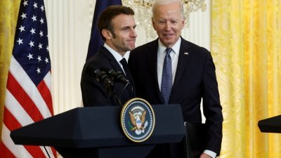 法国总统马克龙到美国进行访问，与美国总统拜登进行会谈后，在白宫举行联合记者会。（路透社）