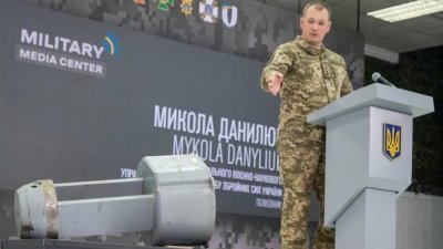 乌克兰军方周四在基辅举行简报会，发现俄罗斯在西部地区使用的巡航导弹碎片，认为俄方企图耗尽乌国的防空系统。（路透社）