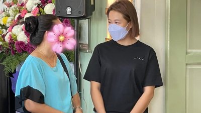 22岁吴姓女子患上骨痛热症，不幸病逝，廖彩彤（左）到治丧处慰问家属。（廖彩彤面子书）