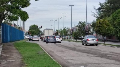赛阿都阿兹路近年成为马六甲和外州车辆必行驶的路段，惟交通规划不够完善，导致塞车问题。