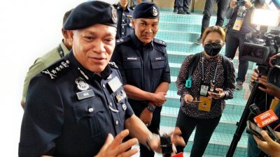 旺哈山（左）指警方接获5宗有关巴东色海国席竞选的投报。