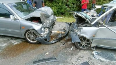 居銮加亨西垦殖区发生两辆轿车迎面相撞交通意外，车头尽毁，其中一名伤者更伤重夹毙在灵鹿轿车之中。
