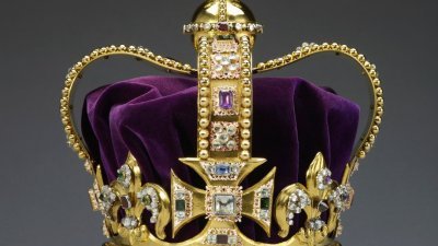 英王查尔斯即将在2023年加冕时配戴的“圣爱德华王冠”传出不够大要改尺寸。（图取自英国皇家收藏信托/路透社）