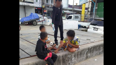 泰国社媒近日疯传两名9岁和10岁的儿童在芭堤雅海边吸食大麻的照片，一名25岁的青年在旁提供新鲜的大麻。（图取自泰国《世界日报》）