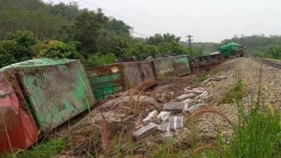 一列从泰国南部出发前往马来西亚的货运火车，上周六疑似因为泰南叛乱分子策划而脱轨翻车。（图取自Thai Train Guide面子书）
