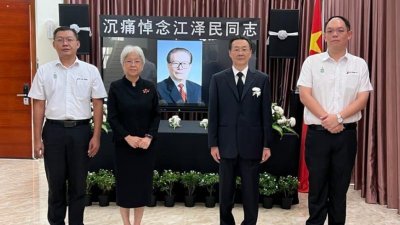 中国驻槟城总领事周游斌（左3）接待众人的到来，当中包括郑来兴（左起）、章瑛及李俊杰。