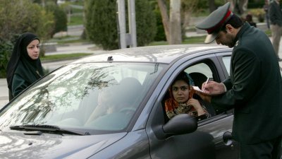 图摄于2007年4月22日，伊朗警察在首都德黑兰北部拦下一辆汽车，以执行国内严格的女性伊斯兰服装规定。（图取自法新社）