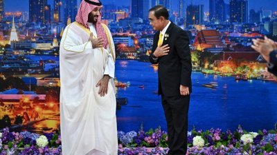 沙地阿拉伯王储穆罕默德（左）于11月18日出席泰国曼谷举办的亚太经合峰会时，与泰国首相巴育相见欢。（图取自路透社）