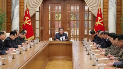朝鲜官媒12月1日发布未注明日期的照片显示，最高领导人金正恩在出席第8届中央委员会政治局第11次会议。（图取自朝中社/路透社）